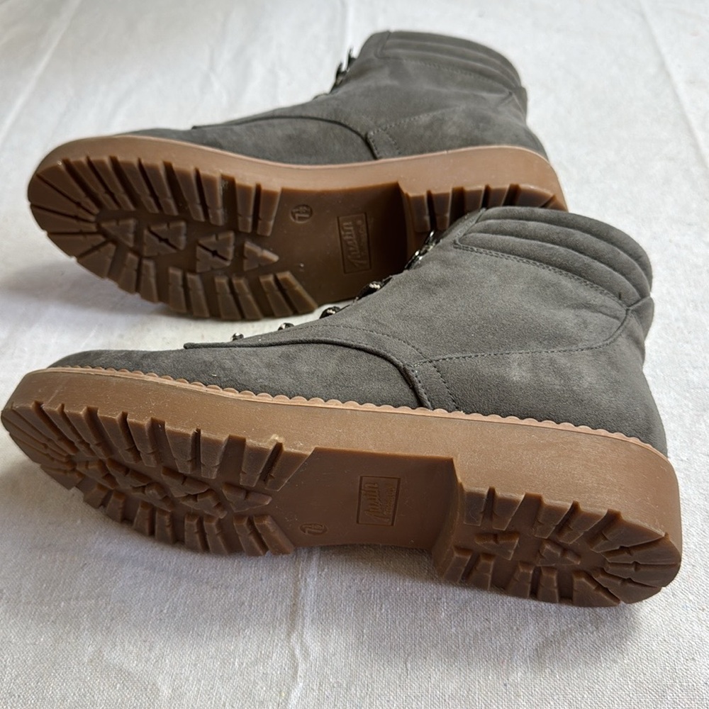 Austin Trading Co. Stylish Women's Lace-Up Boots.